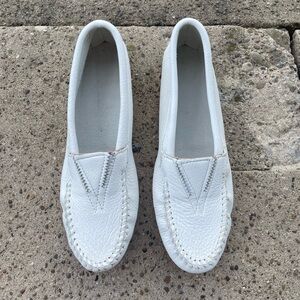 ❤️SOLD❤️NEW Minnetonka White Moccasin Slippers size 8